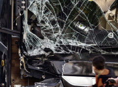 Četvoro učenika i vozač lakše povređeni kada je autobus sleteo sa puta