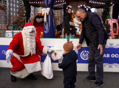 „Dunav osiguranje“ daruje više od 4.300 novogodišnjih paketića deci