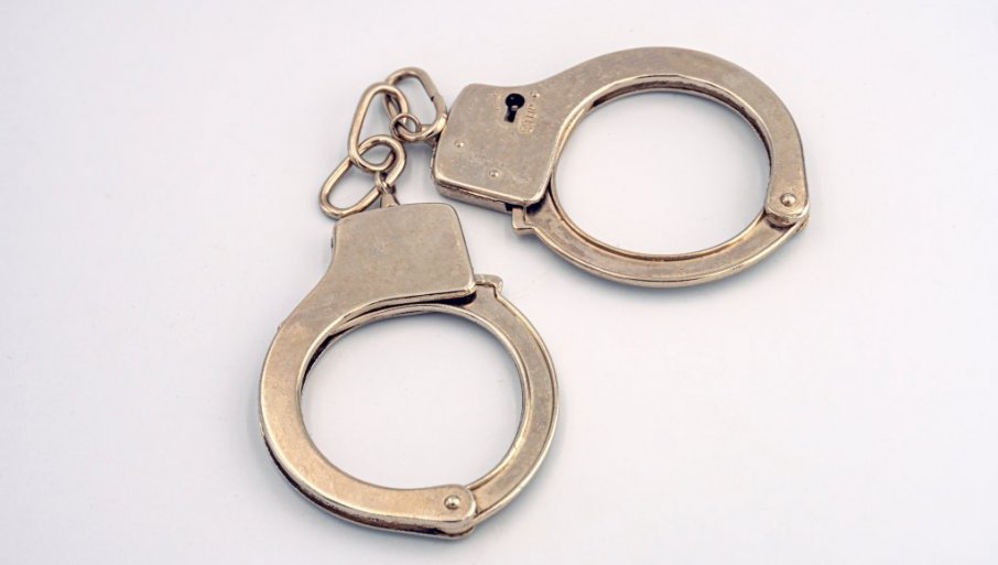 Policija u bečeju uhapsila R.L. (33) osumnjičenog za više krivičnih dela