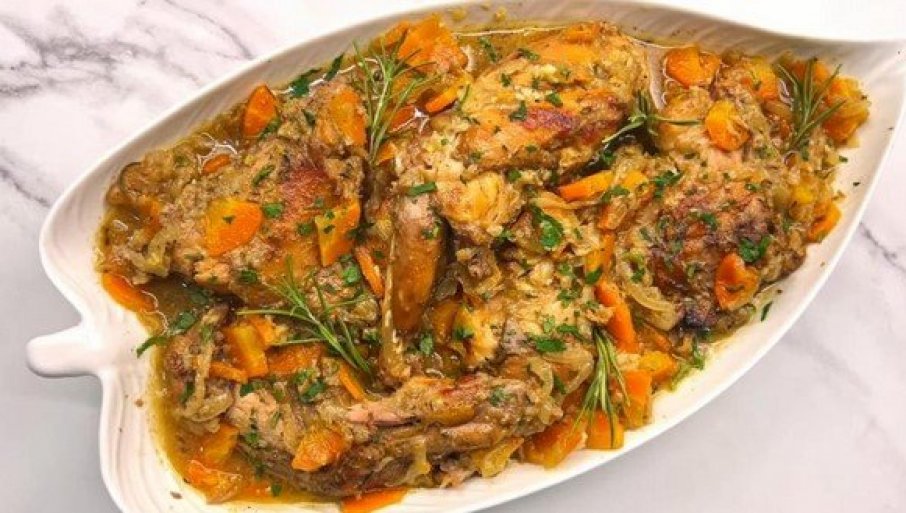 Marinirano pileće meso sa povrćem u aromatičnom sosu (VIDEO)