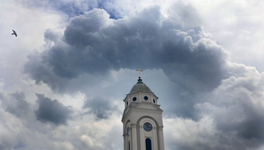 Oblačno, ponegde sa slabom kišom