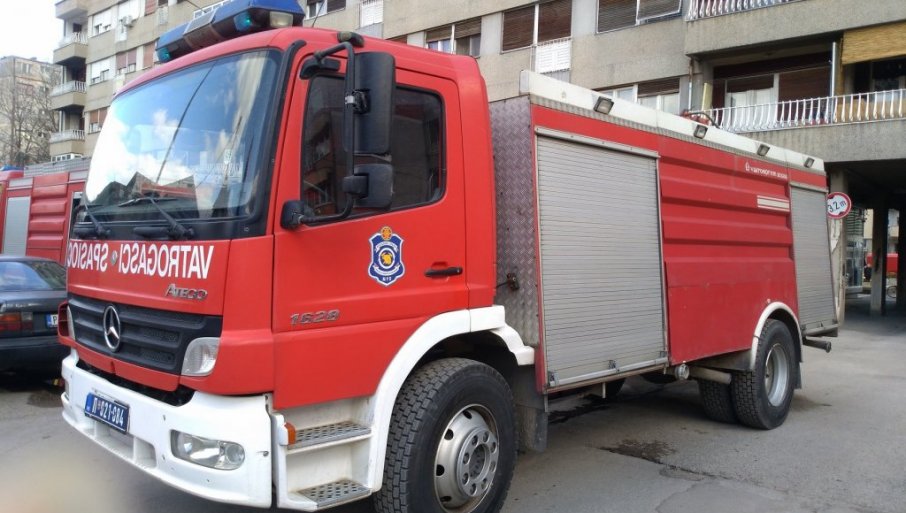 Izoreli automobili u požaru, vatra zahvatila i objekat