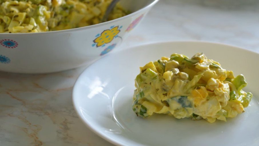 Brzinska salata sa kukuruzom, krastavcem i kuvanim jajima