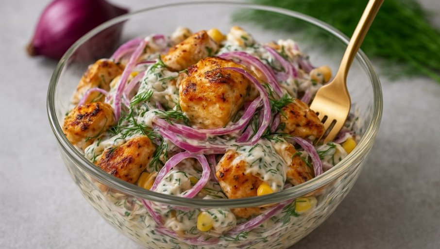 SALATA OD PILETINE, CRVENOG LUKA I KUKURUZA: Lagana, sočna i puna ukusa