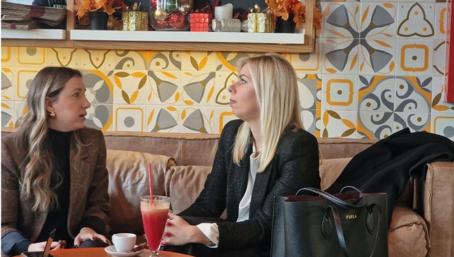 DOK NjENE KOLEGE RADE I GLASAJU: Kandidatkinja za VST ispija kafu i sok u kafiću