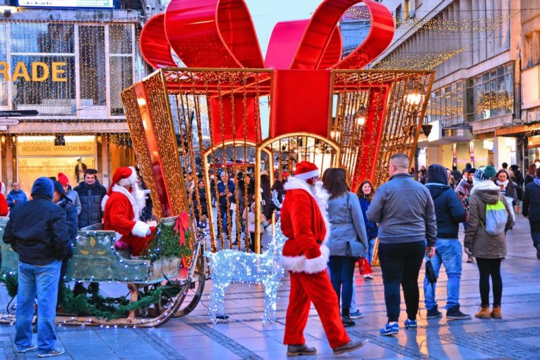 Iznajmljivanje Deda Mraza skuplje od letovanja! Za par minuta uzmu 17.500 dinara, a evo šta roditelji MORAJU dodatno da urade!