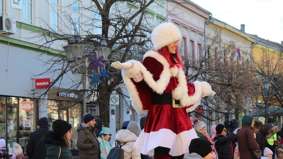 Doček Nove godine širom Srbije: Trgovi puni, muzika odzvanja, mališani oduševljeni