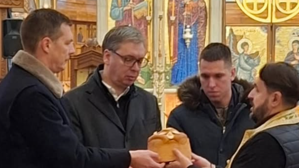(Foto) Predsednik Vučić slavi svetog Nikolu: Sa bratom i sinom odneo kolač u crkvu