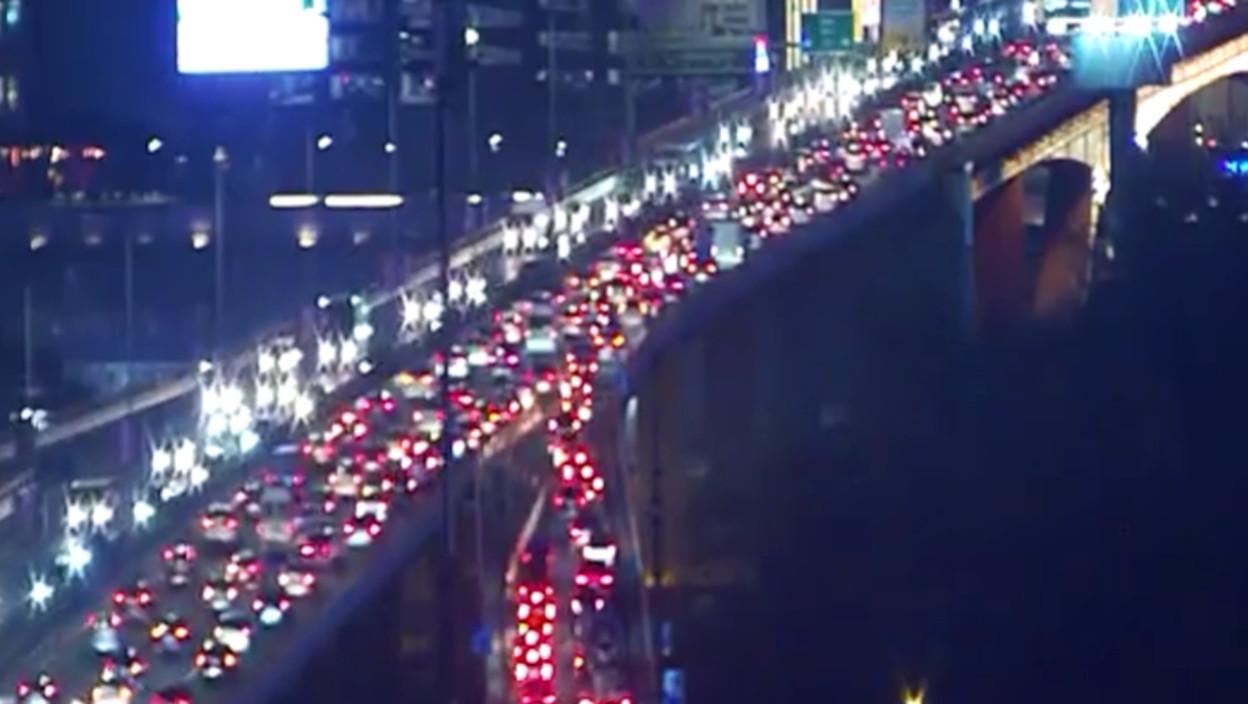 Saobraćajni kolaps u ključnim delovima grada – vozila mile, formirane kolone