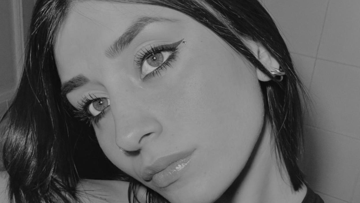 Poginula devojka fudbalera u trci automobila na putu