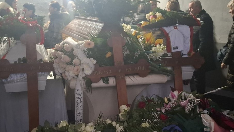 KOD SPOMENIKA LOVĆENSKA VILA, ODATA POČAST STRADALIMA U DVA ZLOČINA NA CETINJU Nevine ubijenih 23 zaslužuje spomenik