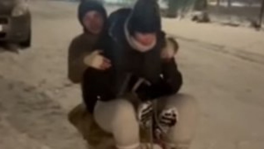 Devojke pale sa sanki, automobil prešao preko njih