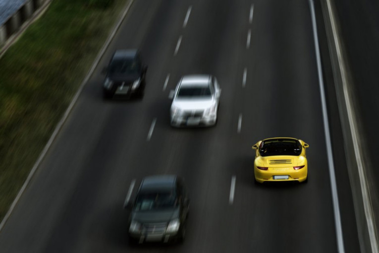 KARAMBOL KOD POŽAREVCA! Vozač se kreće suprotnim smerom tik uz naplatnu rampu! (VIDEO)