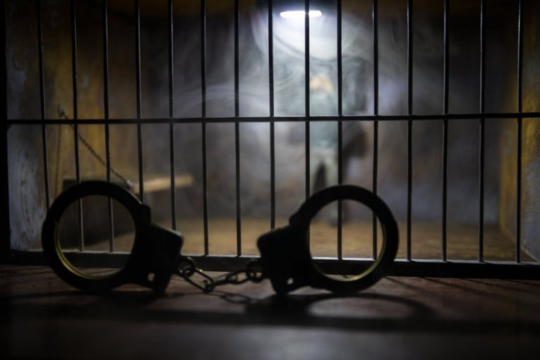 UMESTO U ZATVORU, ROBIJAJU U BOLNICAMA I BIBLIOTEKAMA! Skoro 200 prestupnika kaznu služi na OVAJ način, slučaj jedne manekenke ŠOKIRAO SVE!