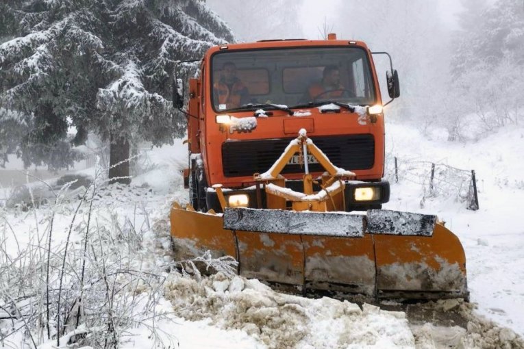 EKIPE NA TERENU RADE PUNOM PAROM: Putevi se čiste danonoćno, vozačima se savetuje oprez