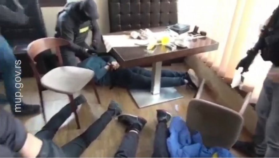 Zaplenjeno osam kila kokaina, oružje i novac