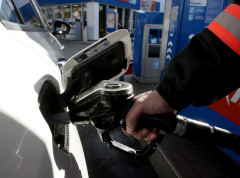 Od ponoći skuplje sve vrste goriva za jedan do dva centa