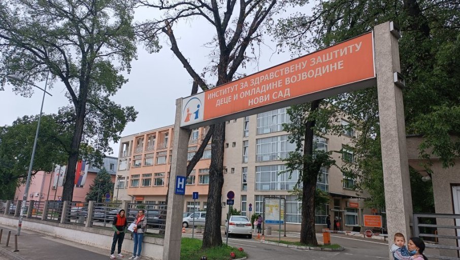 ZADOBIO KONTUZIJU GLAVE I STOMAKA. Poznato stanje dečaka (13) povređenog u saobraćajnoj nesreći kod Rumenke