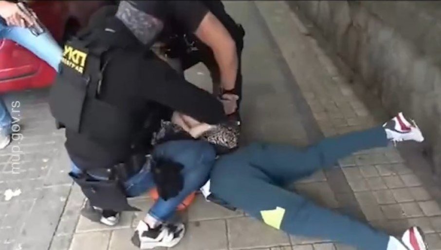 Izmišljaju dug, nude zaštitu, pa bacaju bombe i prete kako bi došli do novca