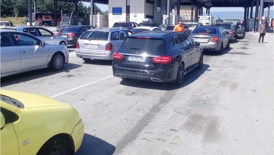 Zaplena droge na prelazu Merdare