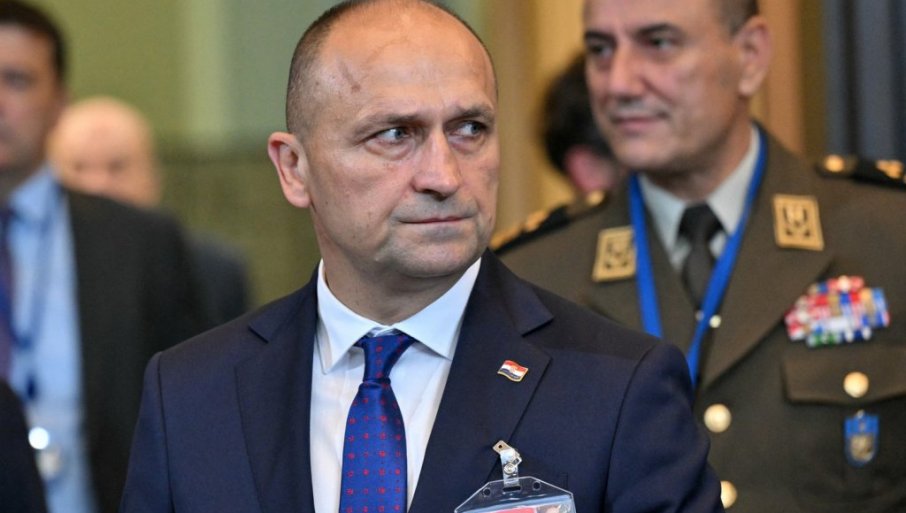 Hrvatski ministar odbrane kliče “Za dom spremni” na koncertu Tompsona, a onda se “klanja” senima žrtava ustaša