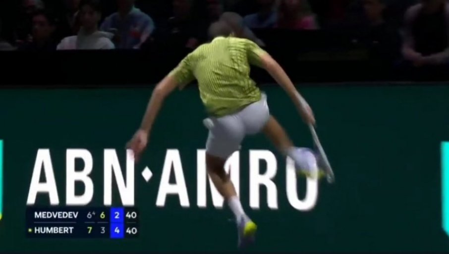 Danil Medvedev zaprepastio svet ponašanjem na turniru! Udarao zid karate-potezima, tražio NEVEROVATNU stvar od supervizora