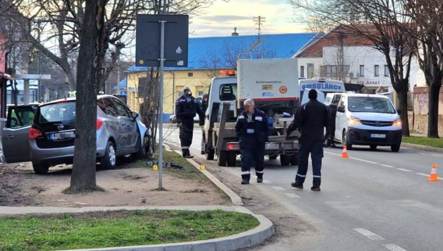 TAKSISTA U VOŽNjI DOŽIVEO INFARKT I IZAZVAO SUDAR: Saobraćajna nesreća u Zrenjaninu, vozač nažalost preminuo (FOTO)