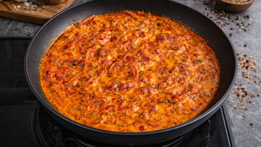 PEČENA PPARIKA SA KAJMAKOM: Ukus prave domaće kuhinje