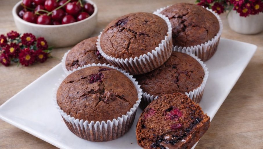 ČOKO-VIŠNjA MAFINI: Mekani, sočni i puni komadića čokolade