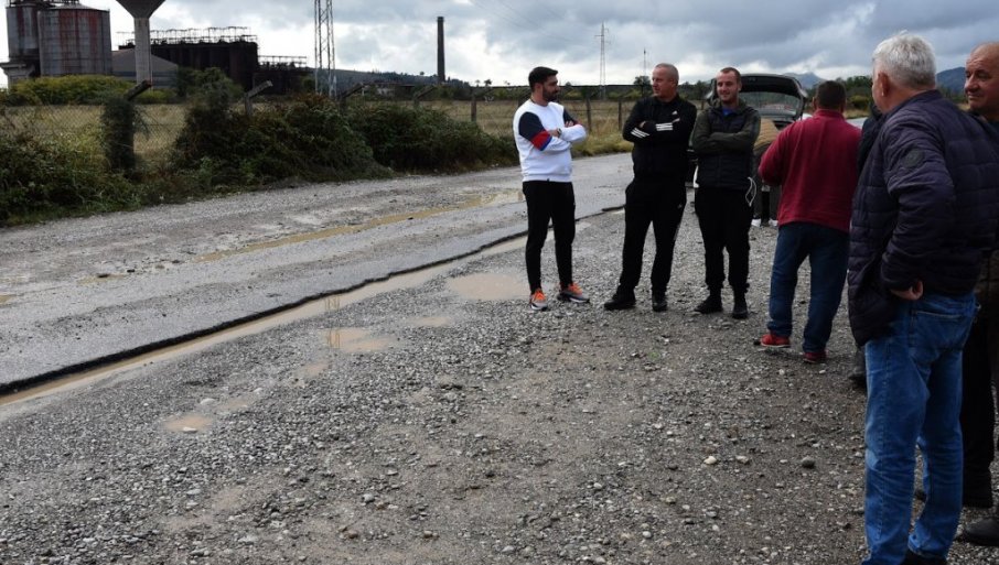 U znak protesta meštani sela okupili se juče ujutro ispred gradilišta postrojenja
