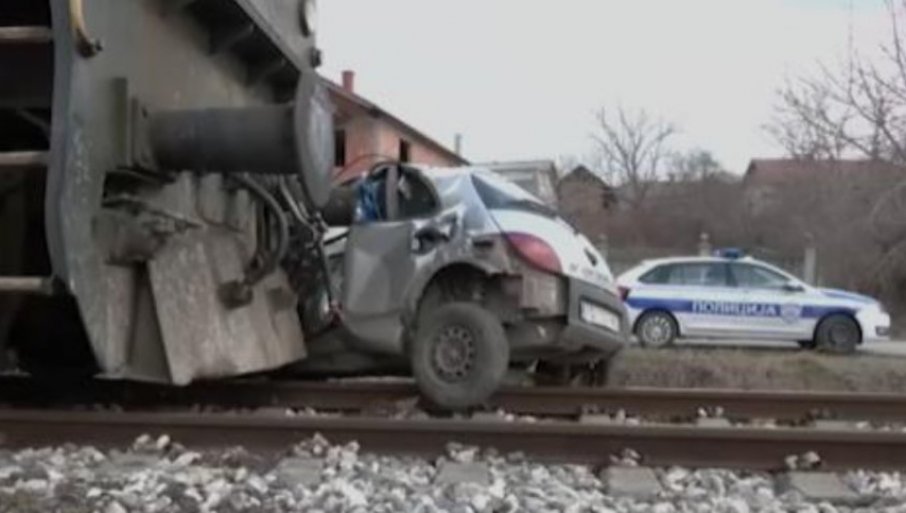 VOZ UDARIO AUTOMOBIL U POŽAREVCU: Policija i Hitna pomoć odmah reagovali