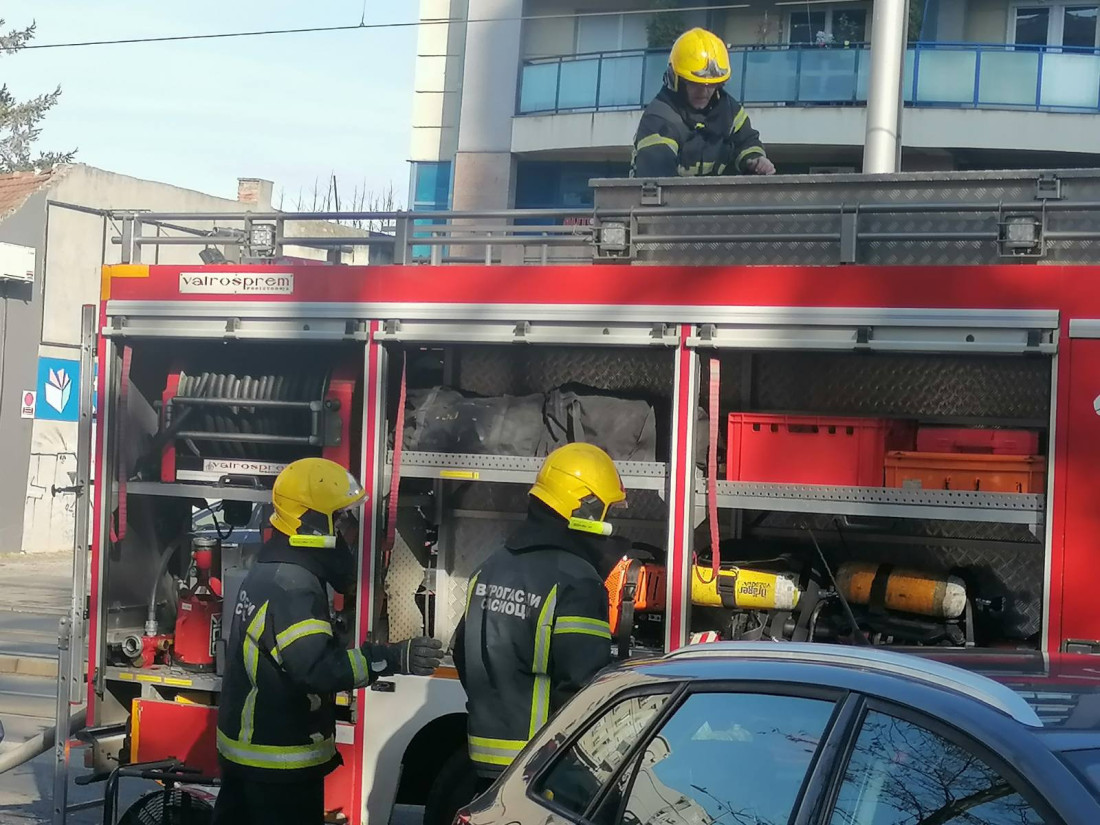 Požar u školi na Banjici, deca odmah evakuisana