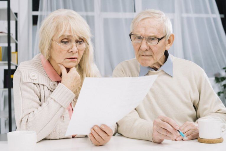 GOTOVO JE SA STARIM CENAMA! Penzionerima već skidaju novac sa računa, ali postoji način da dobijete SVE BESPLATNO: Evo ko je na spisku!