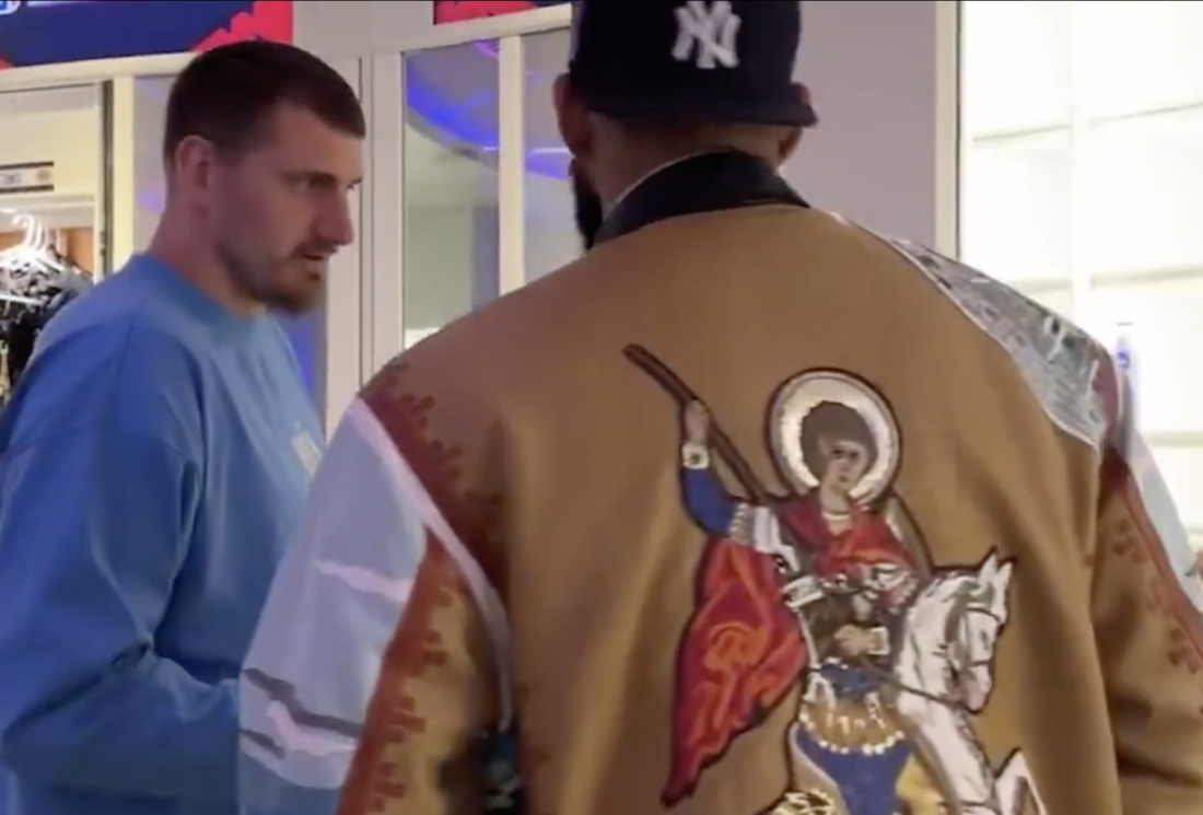 Jokić prišao NBA zvezdi zbog šokantnog motiva na jakni