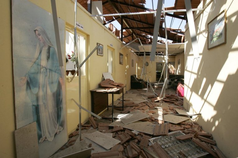 Srušio se toranj crkve stare 500 godina, povređena policajka! (VIDEO)