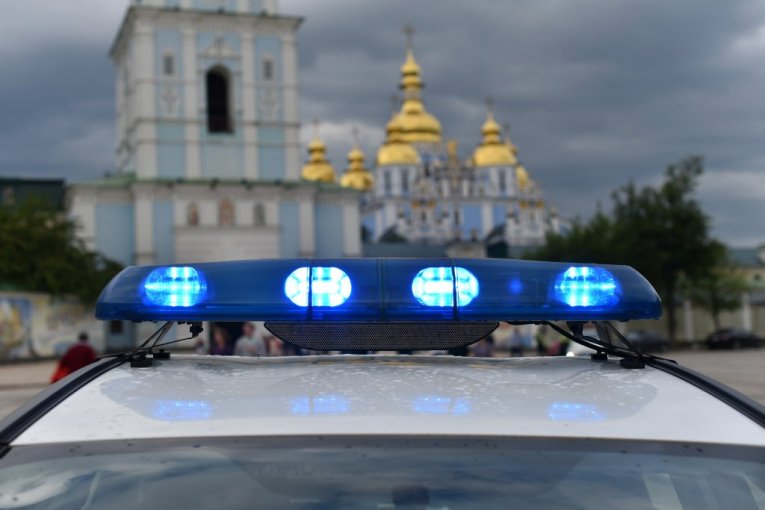 KRVAVA MAKLJAŽA KOD SVETINJE! Više od 50 pijanih ljudi se mlatilo ispred crkve! Klupe i inventar leteli na sve strane dok je sveštenik u šoku posmatrao užas!