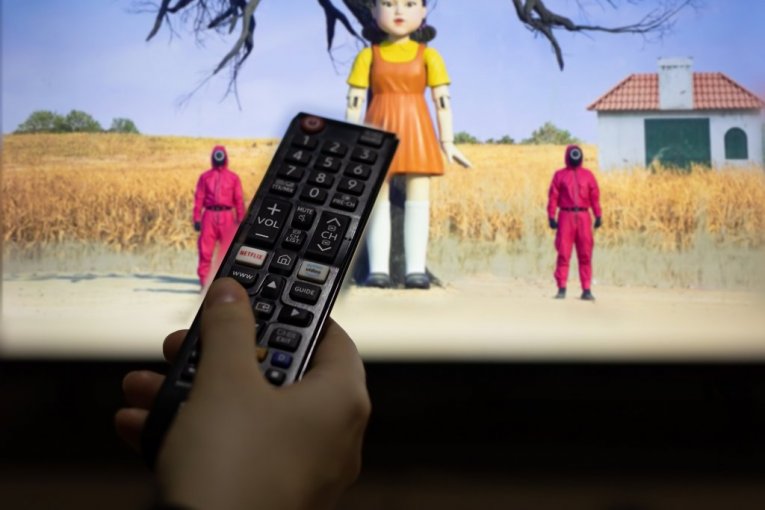 SMRTNA KAZNA ZBOG POPULARNE SERIJE! Deca završavaju pred streljačkim strojem zbog televizijskih i muzičkih hitova