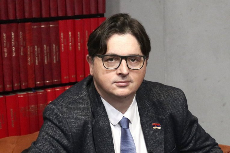 KADA ĆE BOJANA SAVOVIĆ DA PODNESE OSTAVKU ZATO ŠTO NJEN SESTRIĆ, KOJI ŽIVI NA ISTOJ ADRESI KAO ONA, BACA BOMBE PO BEOGRADU?