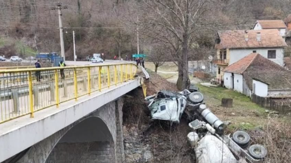 Kamion sleteo s mosta kod Ljubovije, vozaču pozlilo tokom vožnje