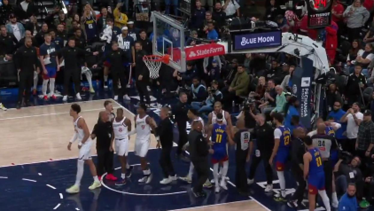 Centar Nagetsa se kao razjareni bik zaleteo na igrače Klipersa (VIDEO)