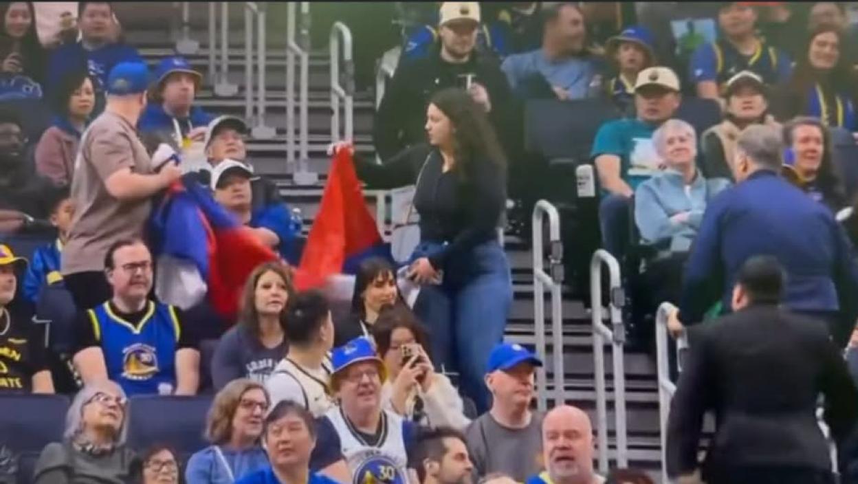 Haos na Jokićevoj utakmici: Srbi došli da bodre Denverovog čarobnjaka – Razvili zastavu pa redari odmah reagovali (VIDEO)