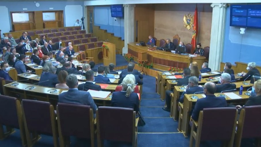 Prekinuta sednica, poslanici DPS-a opkolili su sto predsedavajućeg