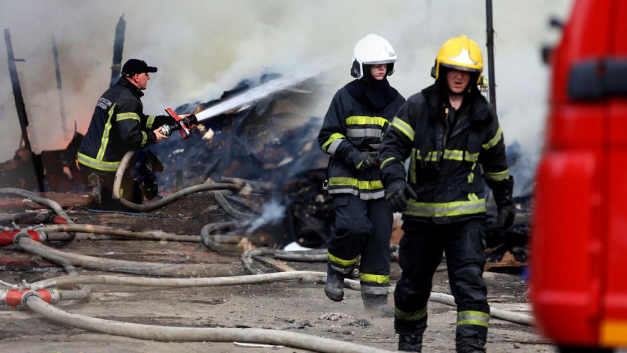 Buknuo ogroman požar u Batajnici: Širi se gust dim u blizini pumpe