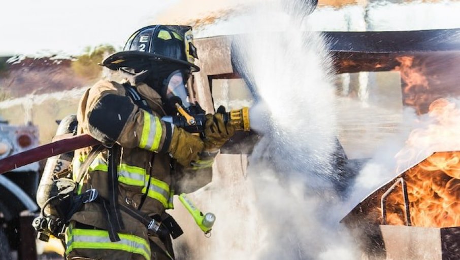 VOZILO PROGUTALA VATRA: Auto se zapalio tokom vožnje blizu Užica