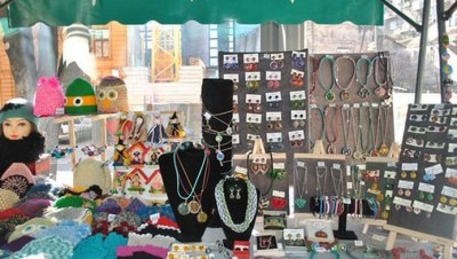 OD VOĆA I POVRĆA, DO NAKITA: Prolećni bazar na pijaci u Zemunu