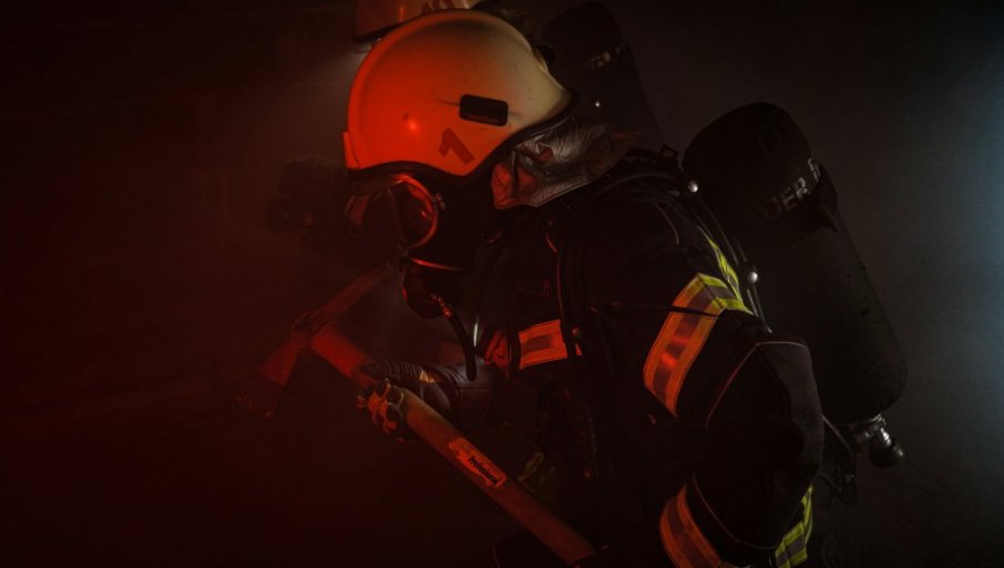 IZBIO VELIKI POŽAR U KRAGUJEVCU: Vatra progutala čitav objekat