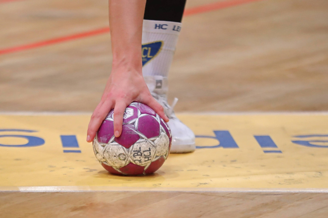 Opšta tuča u komšiluku: Igrač nokautirao rivala i gurnuo predsednika! (VIDEO)