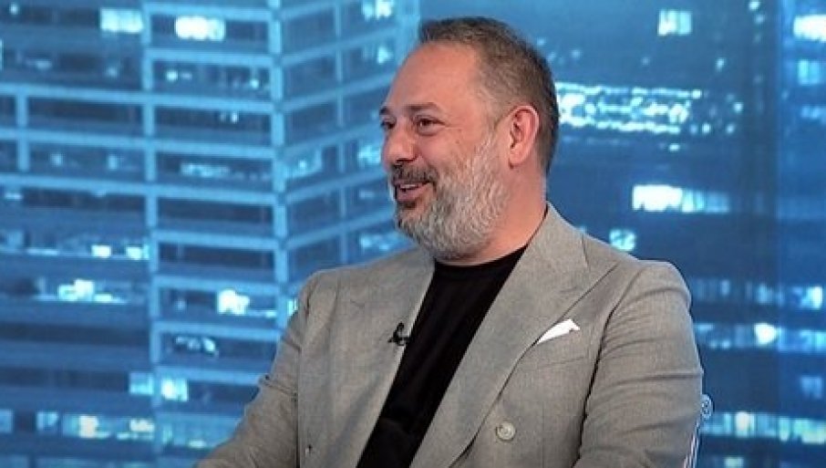 Vozilo sletelo sa puta i zakucalo se u ogradu (VIDEO)