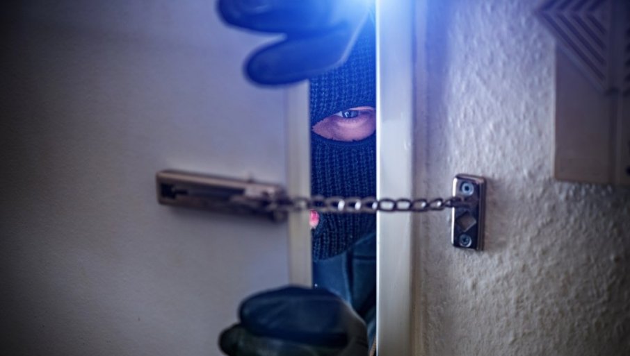 Maskirani razbojnici oteli novac od vlasnika auto-servisa u Beogradu