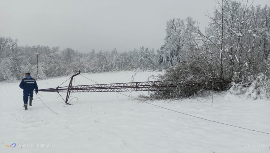 Sneg u više gradova, delovi Cetinja i Nikšića satima bez struje